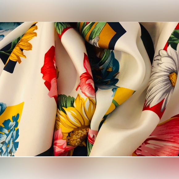 Museum of Fine Arts Boston 100%Pure Silk Scarf Floral 34” x 34” Lily Hortencia - Picture 6 of 15